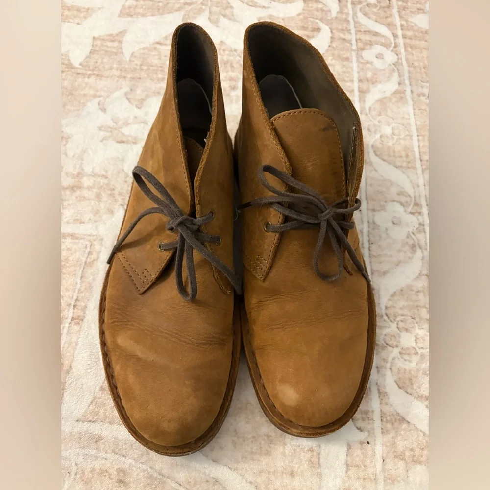 Clarks Tan Leather Chukka Boots size 9 style 26082286